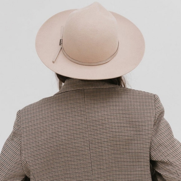 Gigi Pip Camille Campaign Crown - Picture 3 of 4